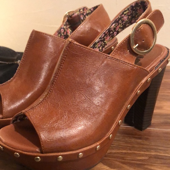 Unlisted leather look studded sandals. Size 8.5 - Picture 5 of 5